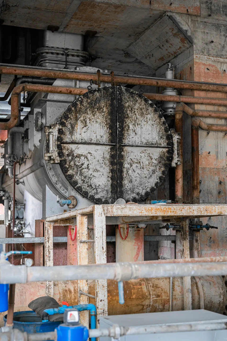 Rotary air preheater end face with sector plate and seals