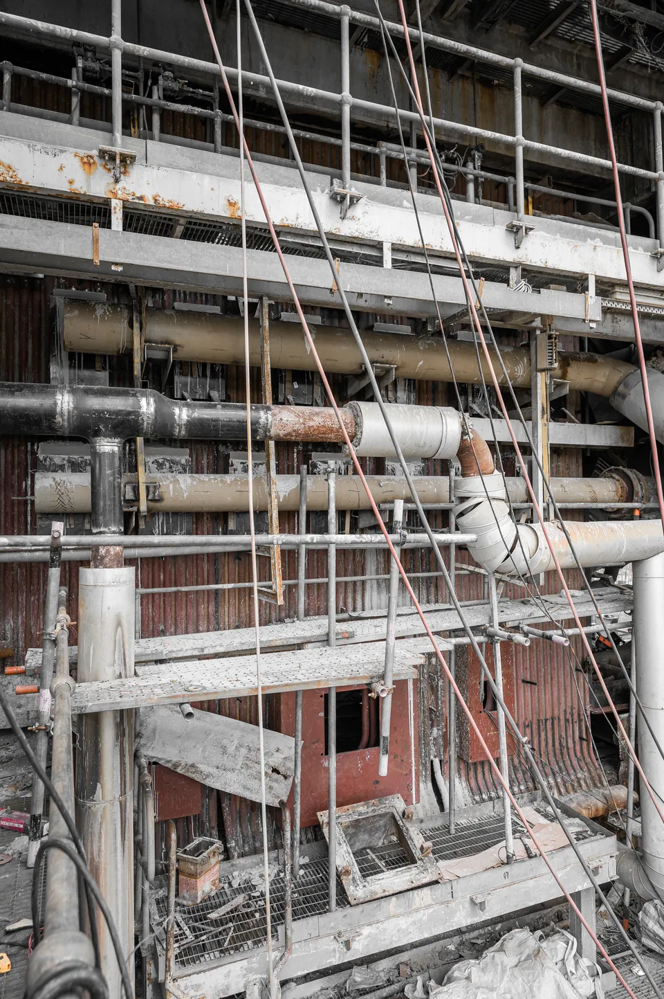 Casing work with scaffolding and hanging supports